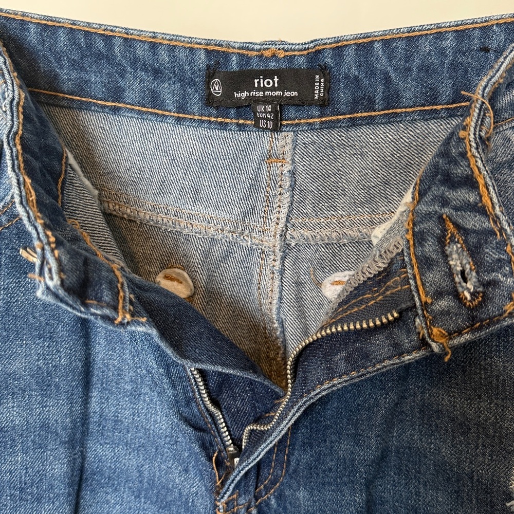 MISSGUIDED High Rise Mom Jeans - Picture 3 of 5